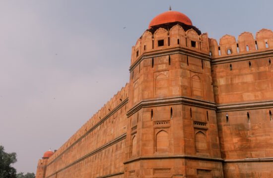 Templo histórico em Delhi iluminado pela luz quente do pôr do sol
