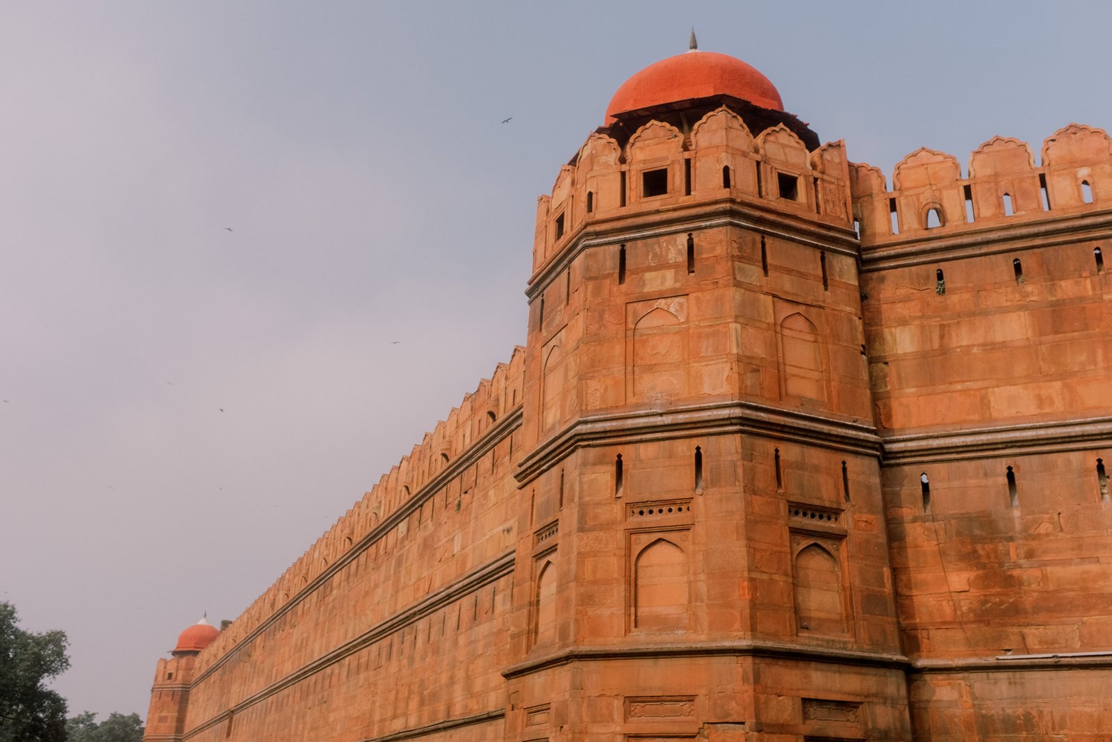 Templo histórico em Delhi iluminado pela luz quente do pôr do sol